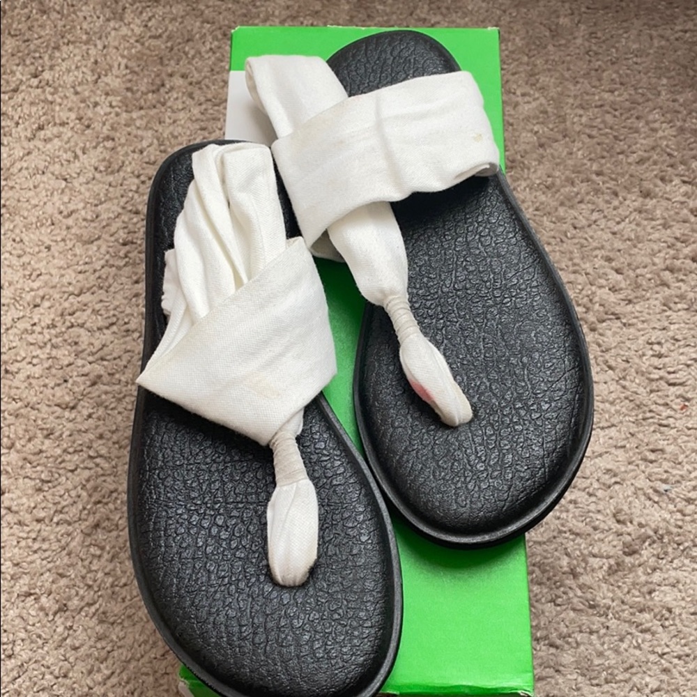 White womens sanuks *light staining*
